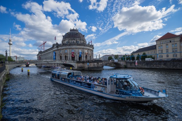 Berlín: Crucero histórico de 1 hora desde Nikolaiviertel